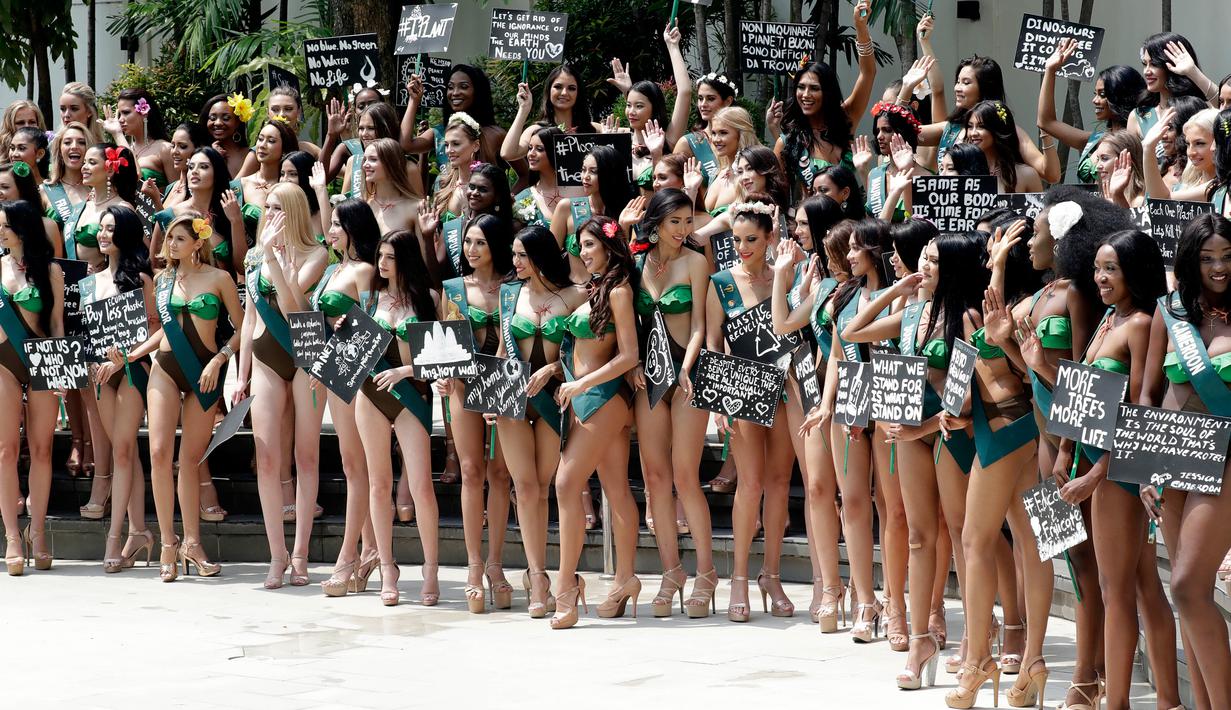 Kontestan Miss Earth 2019 berpose dalam balutan baju renang dengan pesan mereka untuk menyelamatkan Mother Earth saat sesi media di Manila, Filipina, Rabu (2/10/2019). Sebanyak 85 kandidat perempuan cantik dari berbagai negara bersaing untuk mendapatkan gelar Miss Earth 2019. (AP/Bullit Marquez)