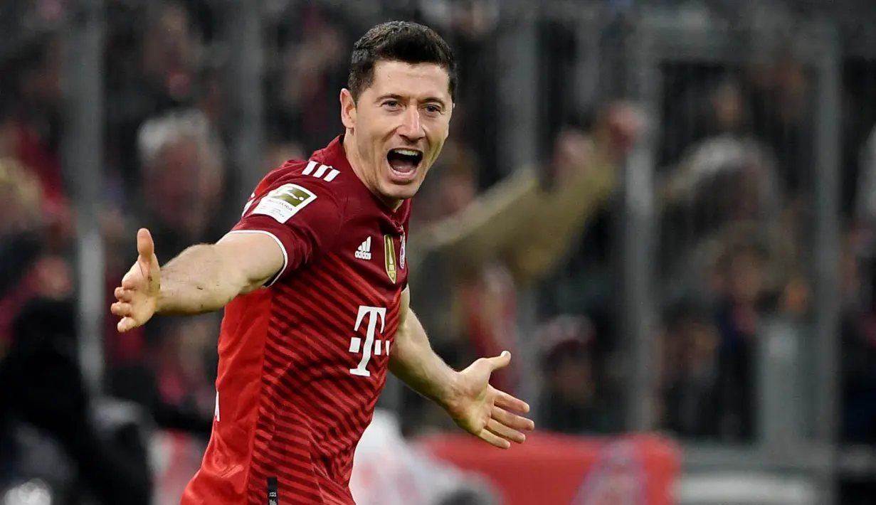 Robert Lewandowski - Bomber Bayern Munchen ini tak perlu diragukan lagi dalam urusan mencetak gol. Saking rajinnya membobol gawang lawan, penyerang asal Polandia ini kemudian dijuluki Lewangoalski dari rekan-rekan setimnya. (AFP/Christof Stache)