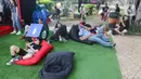 Para penonton sedang berada di area Everblast festival 2023 hari pertama di Gambir Expo Kemayoran, Jakarta Pusat, Sabtu (4/3/2023). Festival musik yang berlangsung selama dua hari di Gambir Expo Kemayoran, Jakarta, itu menampilkan para musisi sejak era 1990-an hingga 2000-an. (Liputan6.com/Herman Zakharia)