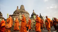 Para bhikku thudong mengelilingi Candi Borobudur dalam rangkaian peringatan Waisak. (dok. InJourney)