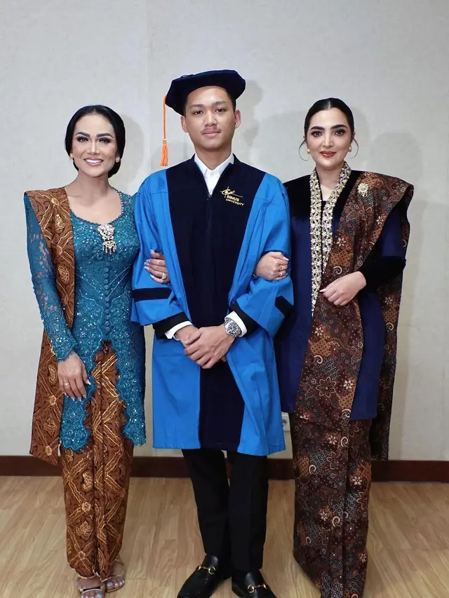 7 Momen Haru Azriel Hermansyah Wisuda Sarjana, Beri Bunga ke Krisdayanti