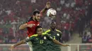 Striker Mesir, Marwan Hamdi (atas) berduel udara dengan bek Senegal, Abdou Diallo dalam laga final Piala Afrika 2021 di Stade d'Olembe, Yaounde, Kamerun (6/2/2022). (AP/Sunday Alamba)