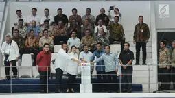 Wakil Presiden Jusuf Kallla (tengah depan) menekan tomboi tanda dibukanya Indonesia Open Aquatic Championship 2017 di Stadion Aquatic GBK, Jakarta, Selasa (5/12). Ajang ini merupakan test event jelang Asian Games 2018. (Liputan6.com/Helmi Fithriansyah)