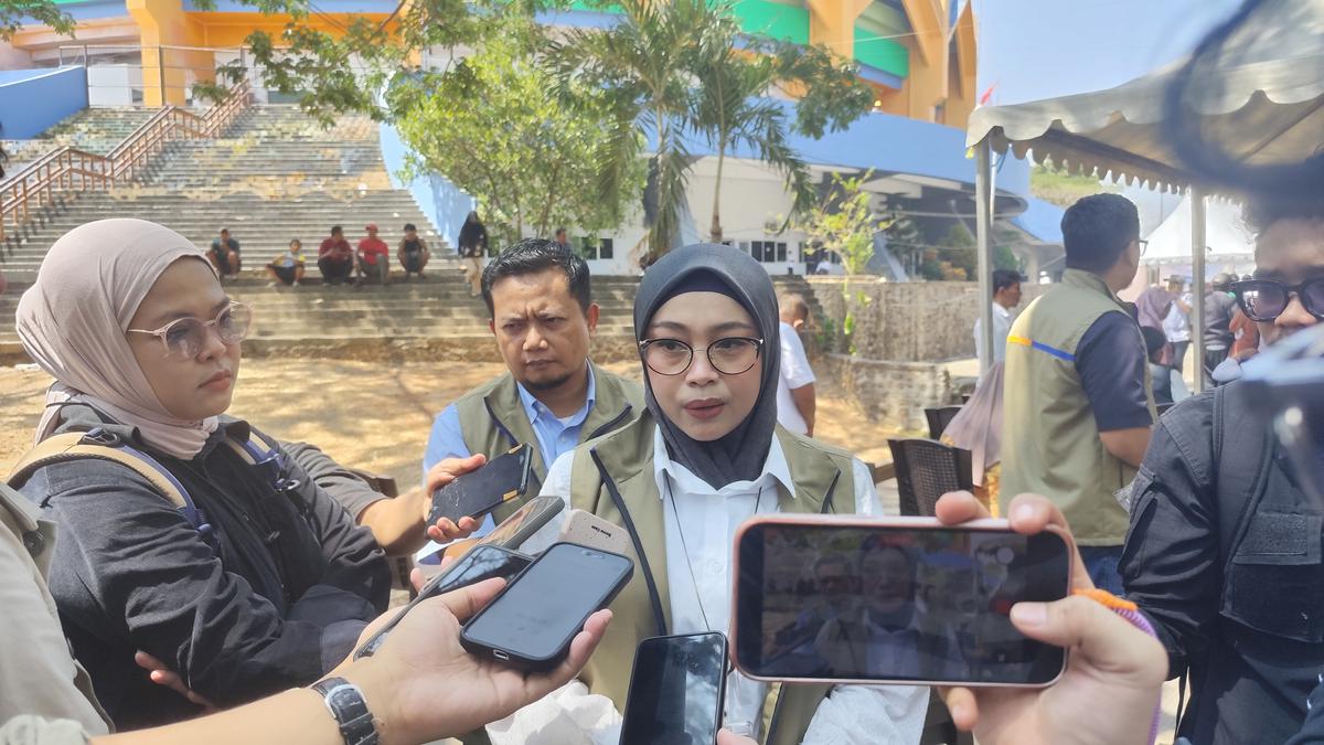 Menko Bidang Pangan Zulkifli Hasan saat membagikan bantuan pangan kepada warga Makassar di GOR Sudiang Makassar. (merdeka.com/Ihwan Fajar)