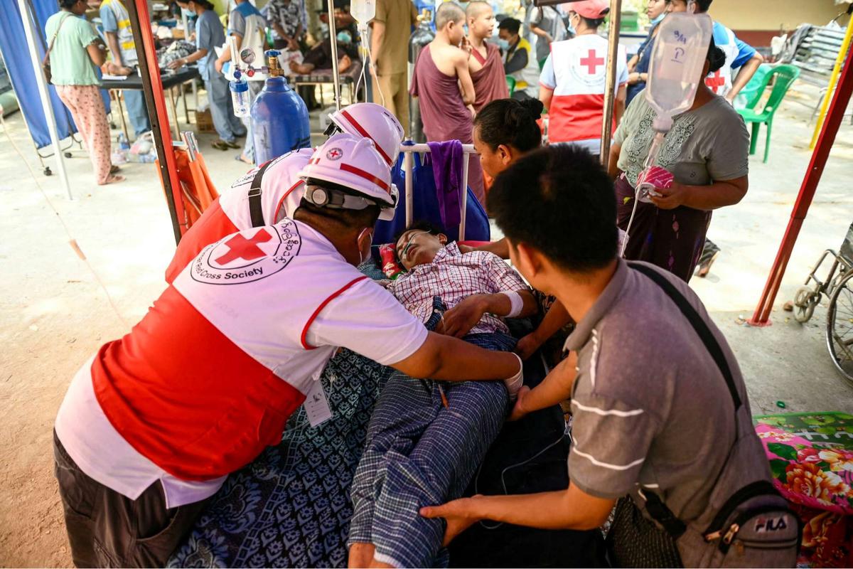 Pria Myanmar diselamatkan hidup-hidup setelah 5 hari tertimbun reruntuhan hotel akibat gempa