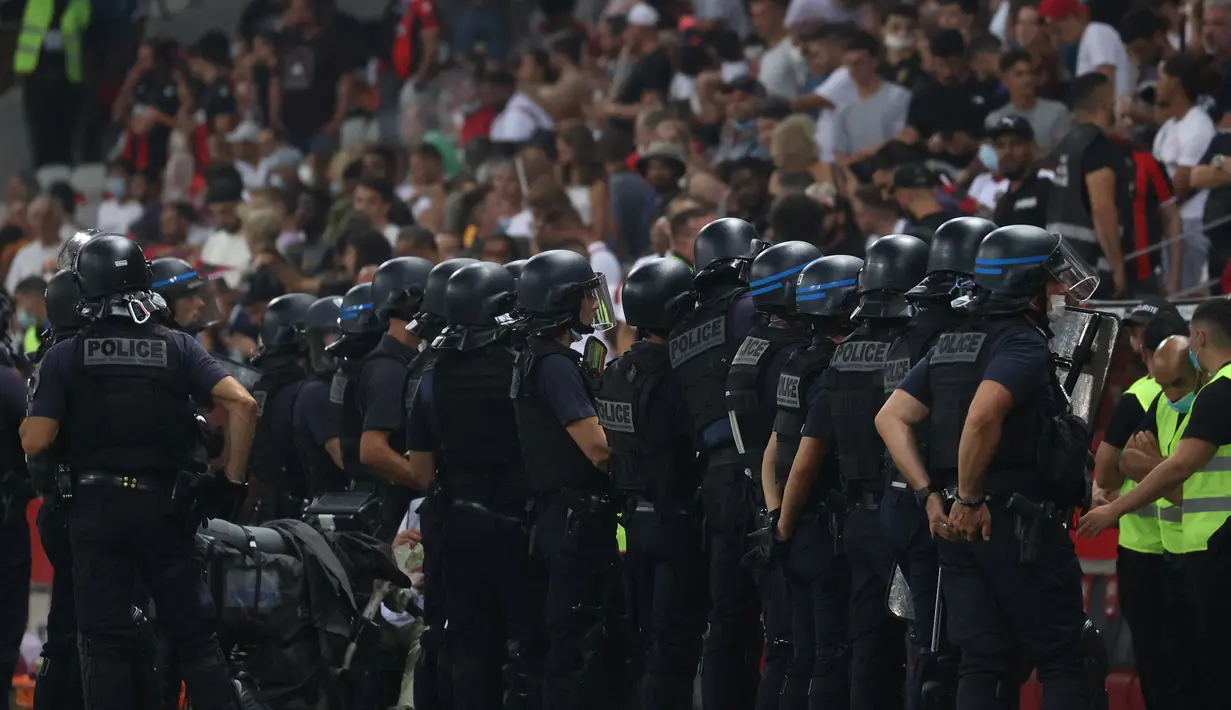 Para petugas keamanan stadion pun tidak sanggup untuk menahan para suporter Nice untuk turun ke lapangan. (Foto: AFP/Valery Hache)