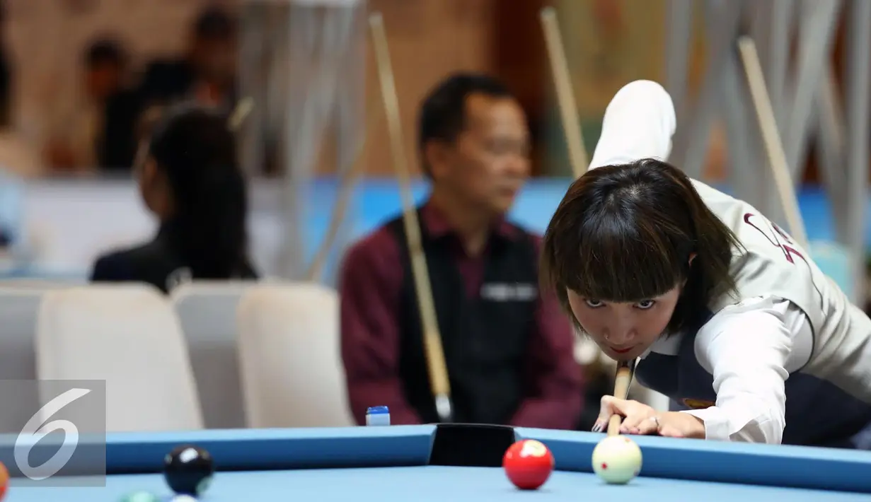 Pebiliar putri DKI Jakarta, Angeline M Ticoalu saat laga penyisihan 10 ball PON XIX Jabar di Graha Manggala Siliwangi, Bandung, Kamis (22/9/2016). Angeline M Ticoalu melaju usai mengalahkan pebiliar Papua, Ari Sarah Wati. (Liputan6.com/Helmi Fithriansyah)