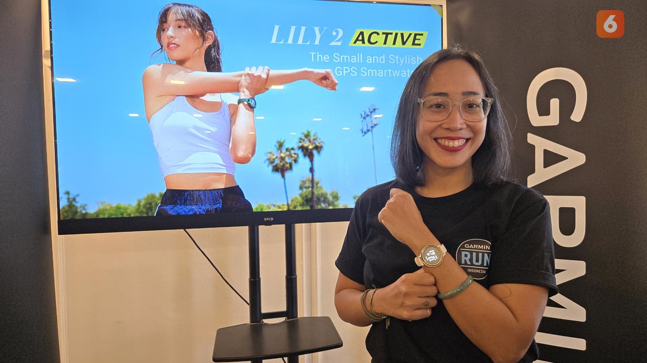 Marcomm Senior Manager Garmin Indonesia Chandrawidhi Desideriani memamerkan Garmin Lily 2 Active yang baru saja diperkenalkan Garmin Indonesia (Liputan6.com/ Agustin Setyo Wardani)