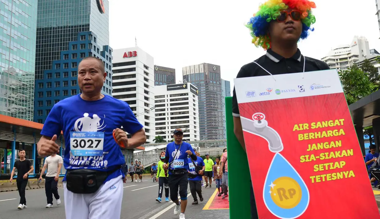 Peserta Water Run mengikuti lomba lari saat memperingati Hari Air Sedunia di area car free day, Jakarta, Minggu (24/3). Momentum peringatan Hari Air Sedunia tersebut bertujuan mengkampanyekan “air untuk semua” yang diadopsi dari tema global yakni Leaving No One Behind. (merdeka.com/Arie Basuki)