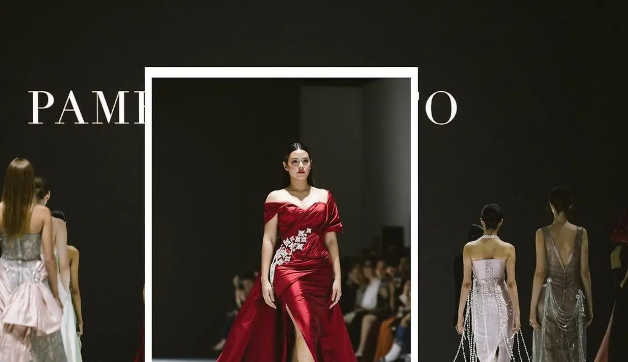 Raisa Andriana memancarkan pesona elegan saat membawakan koleksi terbaru rancangan Pamela Susanto. Ia memikat penonton yang hadir dalam balutan off-the-shoulder dress warna merah.