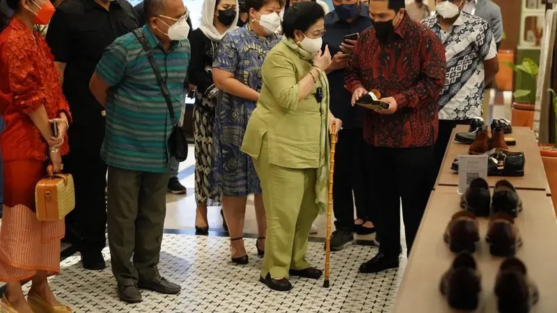 Presiden Kelima Indonesia Megawati Soekarnoputri meninjau Gedung Sarinah yang baru rampung direnovasi, Senin (13/6/2022). Kunjungan Megawati ini didampingi oleh Menteri BUMN, Erick Thohir. (Dok BUMN)