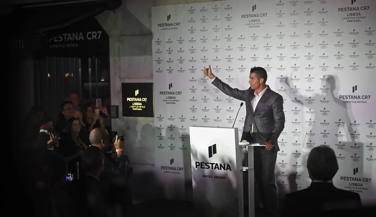 Penyerang Real Madrid, Cristiano Ronaldo, memberikan sambutan saat peresmian Hotel Pestana CR7 Lisbon. Mantan bintang Manchester United ini menyiapkan dana 80 juta dollar AS untuk membangun empat hotel. (AFP/Patricia De Melo Moreira)