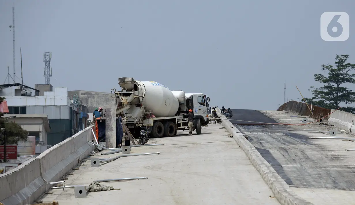 Suasana saat pekerja menyelesaikan proyek pembangunan jembatan layang perempatan Pondok Cabe, Tangerang Selatan, Banten, Rabu (15/4/2020). Pembangunan jembatan layang tersebut untuk mengurai kemacetan di lampu merah dari Jakarta ke Bogor dan dari Pondok Cabe ke Kota Tangerang Selatan. (merdeka.com/D