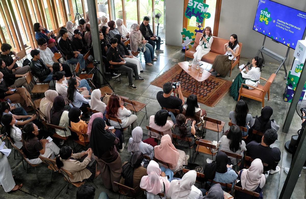 FOTO: Perempuan Muda Berbagi Inspirasi Menembus Dunia Teknologi