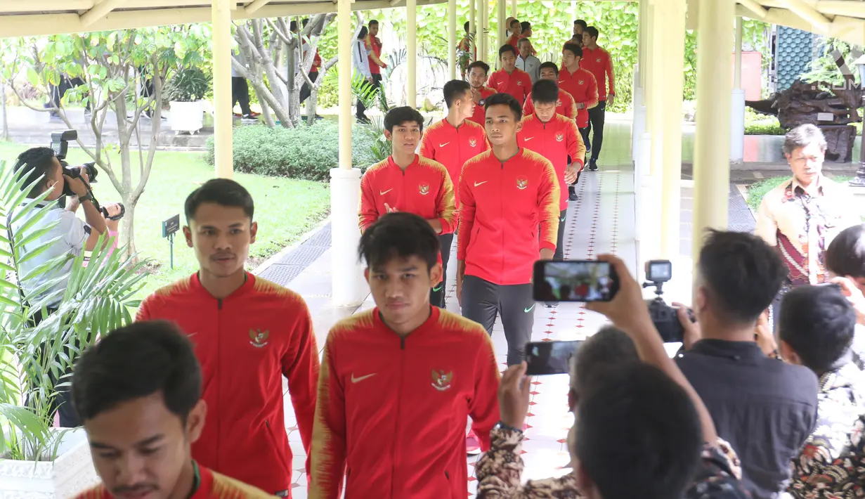 Timnas Indonesia U-22 tiba di Istana Negara untuk bertemu Presiden Joko Widodo (Jokowi), Jakarta, Kamis (28/2). Jokowi mengadakan pertemuan dengan Timnas U-22 Indonesia yang baru saja menjuarai turnamen Piala AFF U-22. (Liputan6.com/Angga Yuniar)