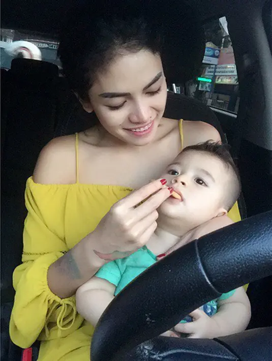 Nikita Mirzani senang menjalani hari-harinya sebagai seorang ibu yang baik bagi si buah hati, Azka Raqila. (via instagram/@nikitamirzanimawardi)