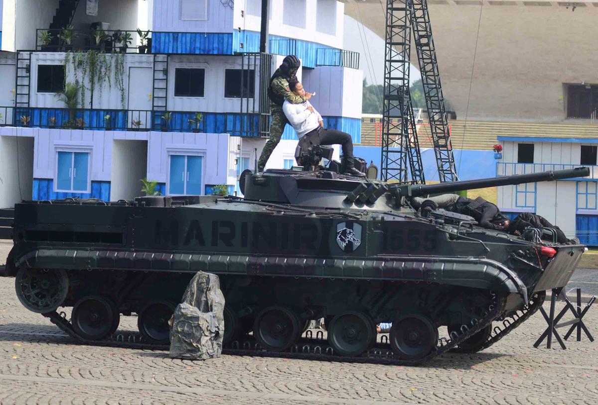 FOTO: Aksi Spektakuler Prajurit TNI di Monas: Tarung di Atas Tank dan Penyelamatan Sandera Warnai HUT ke-80 TNI