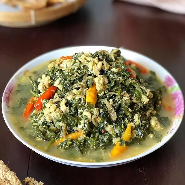 Sepiring oblok-oblok daun singkong