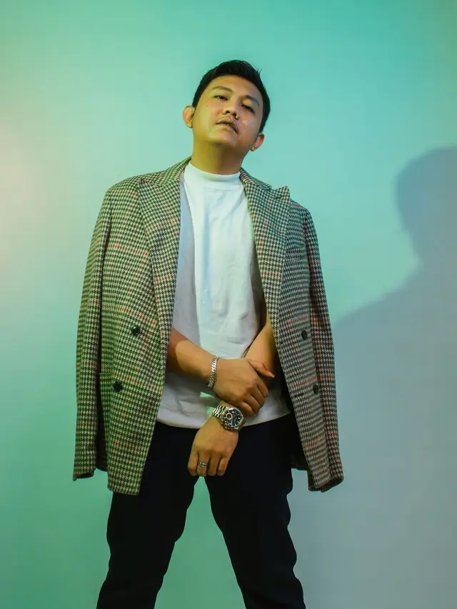 7 Gaya Denny Caknan Tampil Keren dengan Jas Ini Makin Curi Perhatian