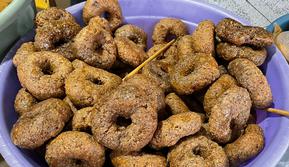 Jalabia, kue tradisional khas Bekasi yang menyerupai donat. (Dok. Liputan6.com/Dyra Daniera)