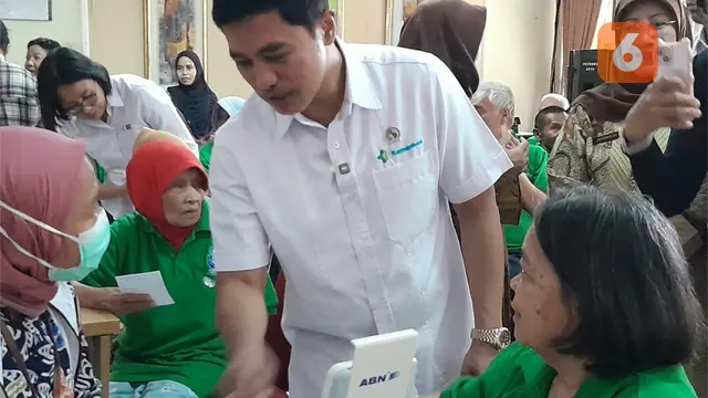 Wakil Menteri Kesehatan (Wamenkes) Dante Saksono Harbuwono meninjau pelaksanaan CKG di Panti Sosial Tresna Werdha Budi Mulia 3 Cilandak Jaksel.