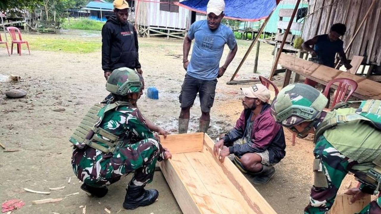 Momen Haru: Satgas Yonif 521/DY Rela Buatkan Peti Jenazah untuk Warga Pedalaman, Pererat Bantuan TNI Papua