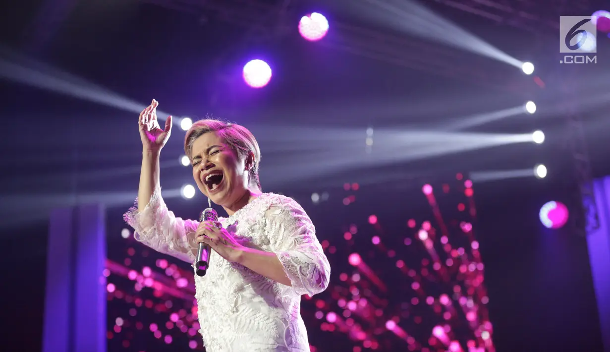 Penampilan diva Indonesia Ruth Sahanaya pada halalbihalal Elang Mahkota Teknologi (Emtek) Group di Studio 6 Emtek City Daan Mogot, Jakarta, Selasa (25/6/2019). Mengusung tema 'Kebersamaan Penuh Keikhlasan', halalbihalal Emtek dimeriahkan penampilan sejumlah bintang tamu. (Liputan6.com/Faizal Fanani)
