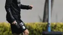 Penyerang Argentina, Nicolas Gonzalez menjuggling bola selama sesi latihan di Ezeiza, Buenos Aires (6/10/2021). Argentina akan bertanding melawan Paraguay pada Kualifikasi Piala Dunia 2022 zona Amerika Latin di Stadion Defensores del Chaco. (AFP/Juan Mabromata)