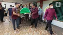 Sejumlah orang membawa jenazah pendakwah Ramdhan Effendi atau Anton Medan saat akan dimakamkan di area Masjid Tan Kok Liong, Pondok Rajeg, Cibinong, Bogor, Jawa Barat, Selasa (16/3/2021). Sebelum dimakamkan, jenazah Anton Medan disalatkan di dalam Masjid Tan Kok Liong. (Kapanlagi.com/Budy Santoso)