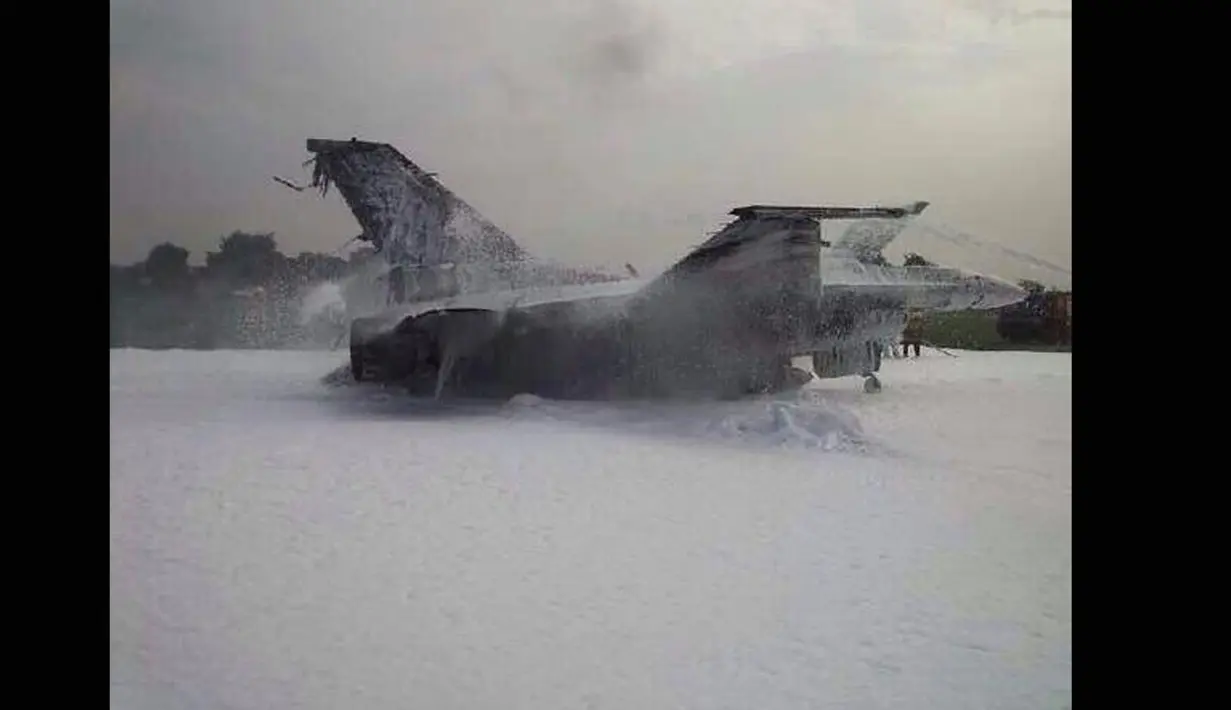 Sebuah pesawat F-16 milik TNI AU yang gagal take off dan terbakar di Lanud Halim Perdanakusuma, berhasil dipadamkan, Jakarta, Kamis (16/4/2015). (twitter.com/argahantu) 