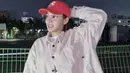 Gaya OOTD simpel ala Seol In Ah ini bisa juga kamu sontek. Dengan kaus putih, wanita 26 tahun ini menambahkan jaket corduroy sebagai outer. Ia juga menambahkan aksesori topi andalannya. Tak lupa, lawan main Kim Sejeong ini juga memakai kacamata sebagai penyempurna penampilan. (Liputan6.com/IG/@_seorina)