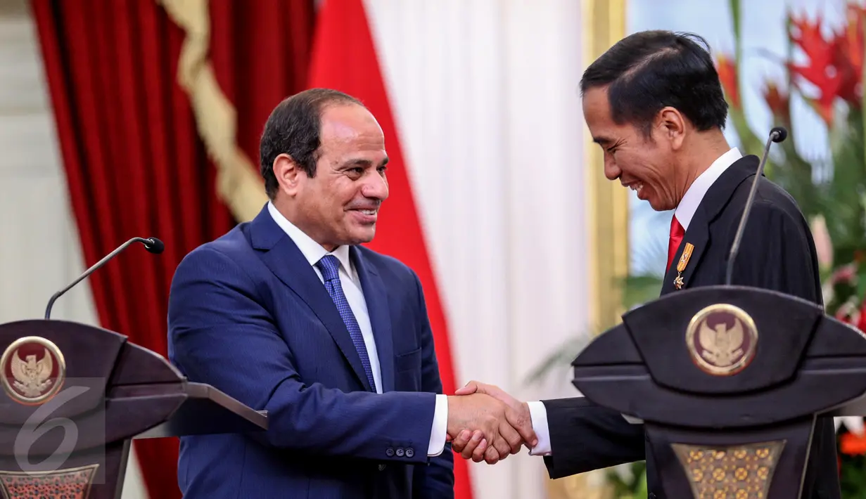 Presiden Mesir Abdel Fattah Al Sisi (kiri) berjabat tangan dengan Presiden Jokowi usai konferensi pers di Istana Merdeka, Jakarta, Jumat (4/9/2015). Kunjungan Al Sisi untuk mengadakan kerjasama ekonomi dengan Indonesia. (Liputan6.com/Faizal Fanani)