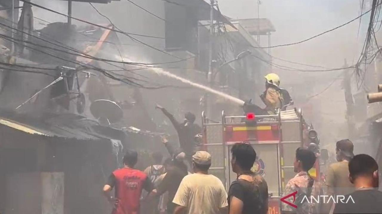 Fakta Unik Pemadaman Kebakaran Tangki Tamansari: Api Melompat Jauh Akibat Angin Kencang, Petugas Kesulitan Air