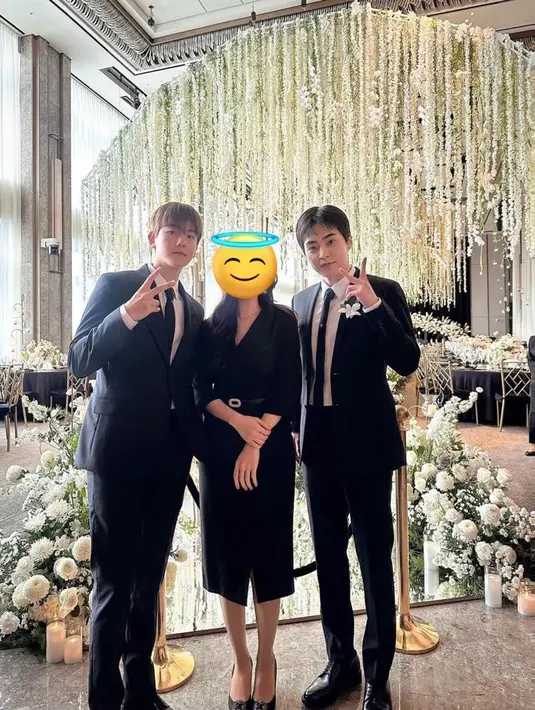 Momen resepsi itu juga dihadiri para member EXO lainnya, seperti Baekhyun, Xiumin hingga Kai yang saat Ini sedang menjalani wamil. [Twitter]