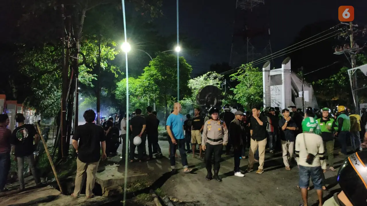 Demo tolak UU Cipta Kerja di Makassar berakhir bentrok (Liputan6.com/Fauzan)
