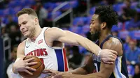 Blake Griffin (kiri) melakoni debut bersama Detroit Pistons pada laga melawan Memphis Grizzlies di Little Caesars Arena, Kamis (1/2/2018) atau Jumat (2/2/2018) WIB. (AP Photo/Duane Burleson)