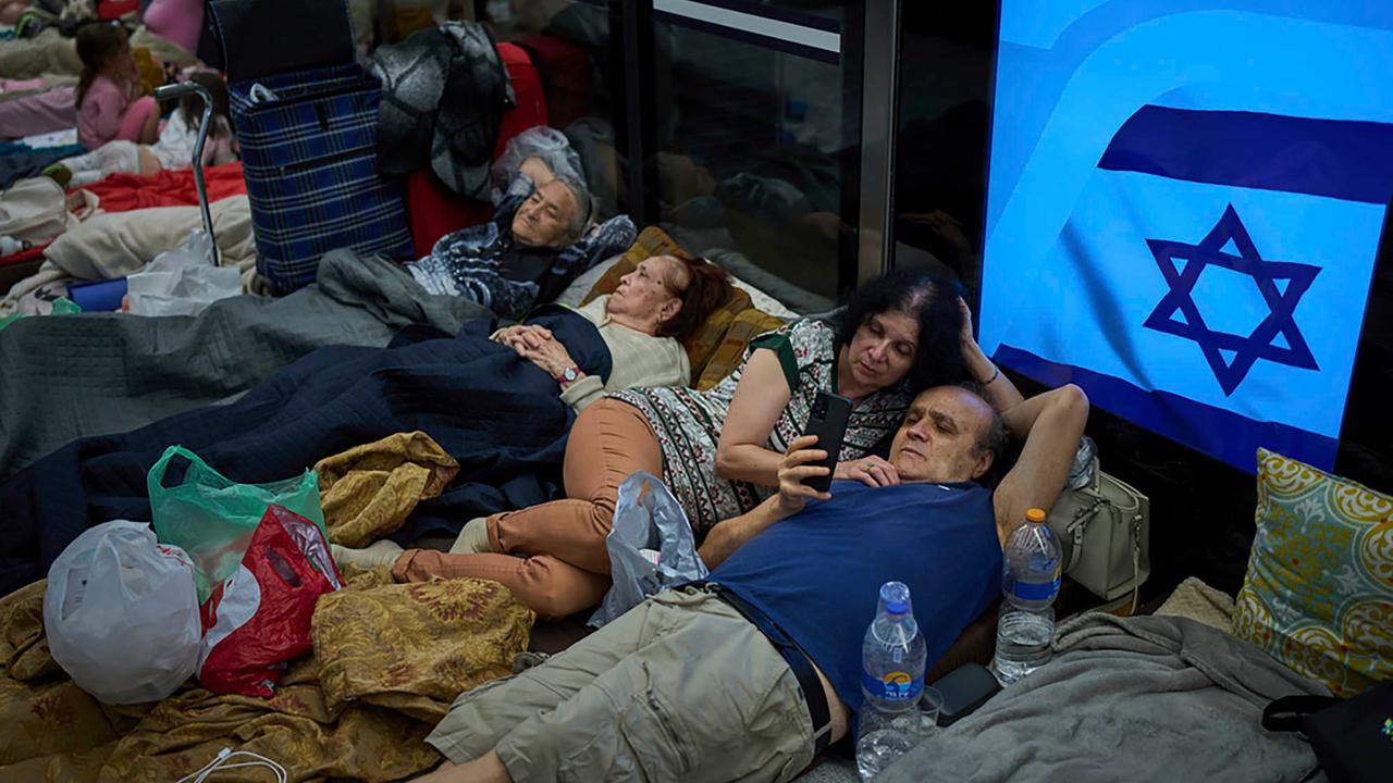 FOTO:  Potret Warga Bermalam di Stasiun Kereta Bawah Tanah, Berlindung Dari Serangan Udara Iran