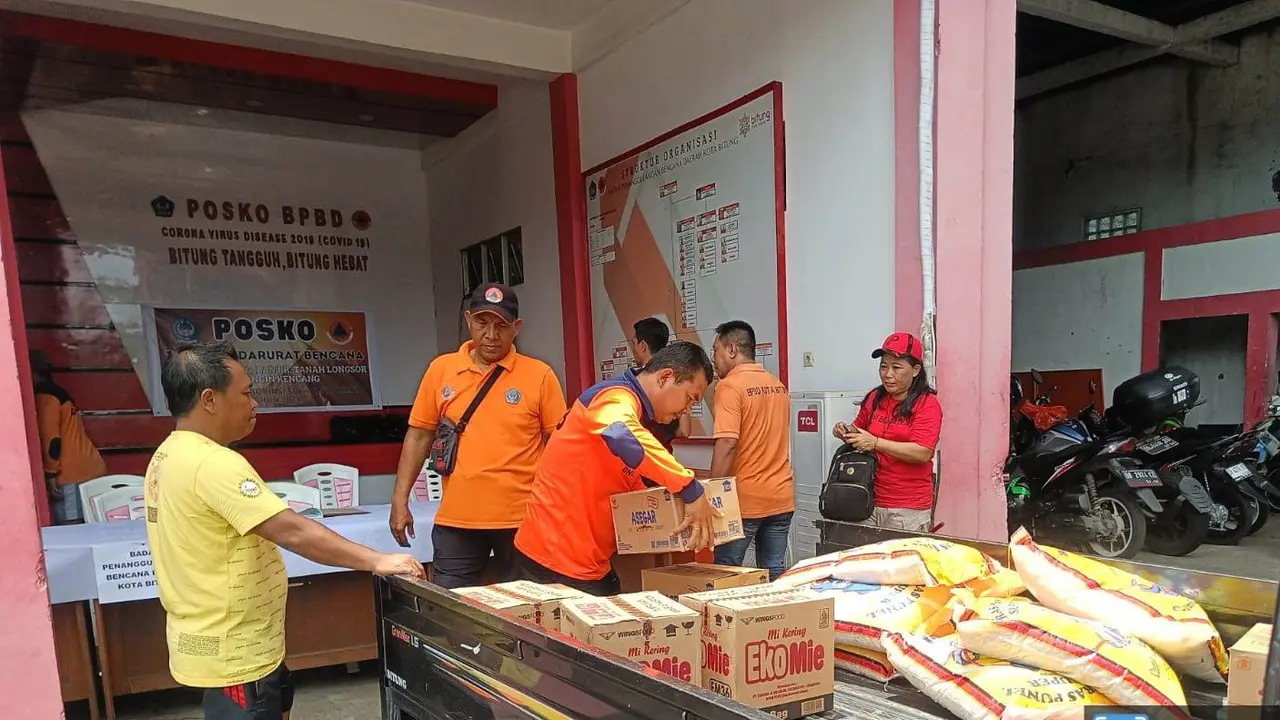 Bantuan berupa sembako dan kebutuhan lainnya bagi para pengungsi di Kota Bitung akibat banjir dan longsor pada, Minggu (7/4/2024).