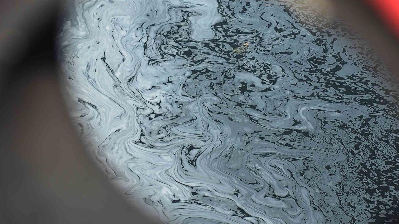 Gumpalan limbah itu berasal dari deterjen yang mengendap di dasar sungai kemudian terangkat oleh aliran deras air ketika pintu air Malak Sari dibuka.