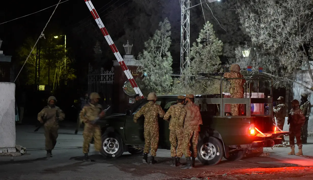 Para tentara Pakistan bersiap melakukan operasi besar setelah terjadi penyerangan di Akademi Polisi Balochistan, Quetta, Senin (24/10). Menurut Mayor Jendral Sher Afgan, diduga serangan dilakukan oleh kelompok Lashker-e-Jhangvi. (AFP/Banaras Khan)