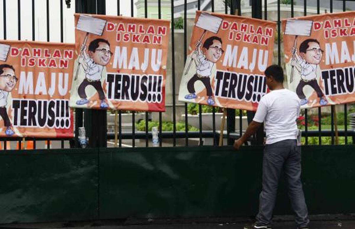 Puluhan massa gelar aksi Save BUMN di DPR
