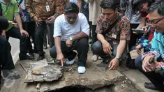 Plt Gubernur DKI Jakarta Sumarsono (baju putih) meninjau pembersihan gorong-gorong di Jalan Gatot Subroto, Jakarta Selatan, Jumat (10/3). Kawasan tersebut bagian dari lokasi ditemukan sampah kulit kabel di dalam gorong-gorong. (Liputan6.com/Yoppy Renato)
