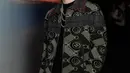 Wang YIBO, Duta CHANEL, mengenakan blus wol berwarna khaki, hitam dan putih, tampilan 25, dari koleksi CHANEL Métiers d’Art 2024/25. Aksesori dan sepatu CHANEL.  [Foto: Chanel.dok]