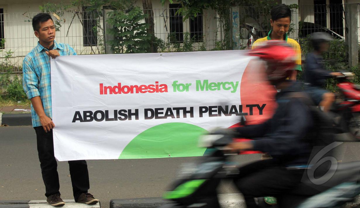 Aksi solidaritas Indonesia menolak hukuman mati di Megaria, Jakarta, Jumat, (24/4/2015). Pengunjuk rasa mengkritisi sistem peradilan yang tidak transparan dan tidak independen dalam memberikan hukuman mati. (Liputan6.com/Helmi Afandi)