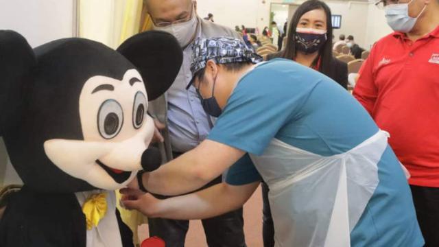 Aksi Kocak Warga Malaysia Pakai Kostum Saat Vaksinasi Covid-19