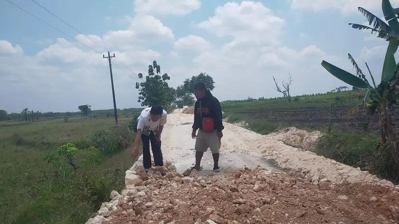 jalan penghubung Desa Sembongin menuju Desa Karangtalun, Kecamatan Banjarejo, Kabupaten Blora, mulai diperbaiki pemerintah. (Liputan6.com/Ahmad Adirin)