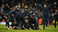 Selebrasi kemenangan para pemain Real Madrid setelah mengalahkan Manchester City 4-3 melalui adu tendangan penalti pada laga leg kedua perempatfinal Liga Champions 2023/2024 di Etihad Stadium, Manchester, Rabu (18/4/2024). (AP Photo/Dave Thompson)