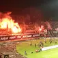 Flare menyala pada laga Bali United versus Persija, Minggu (2/12/2018) di Stadion I Wayan Dipta, Gianyar. (Bola.com/Benediktus Gerendo Pradigdo)