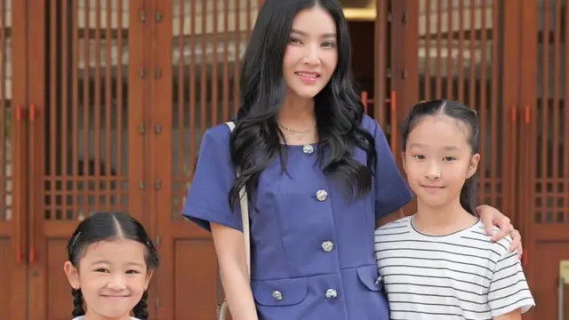 Sarwendah saat mengantar kedua putrinya sekolah. [@sarwendah29]