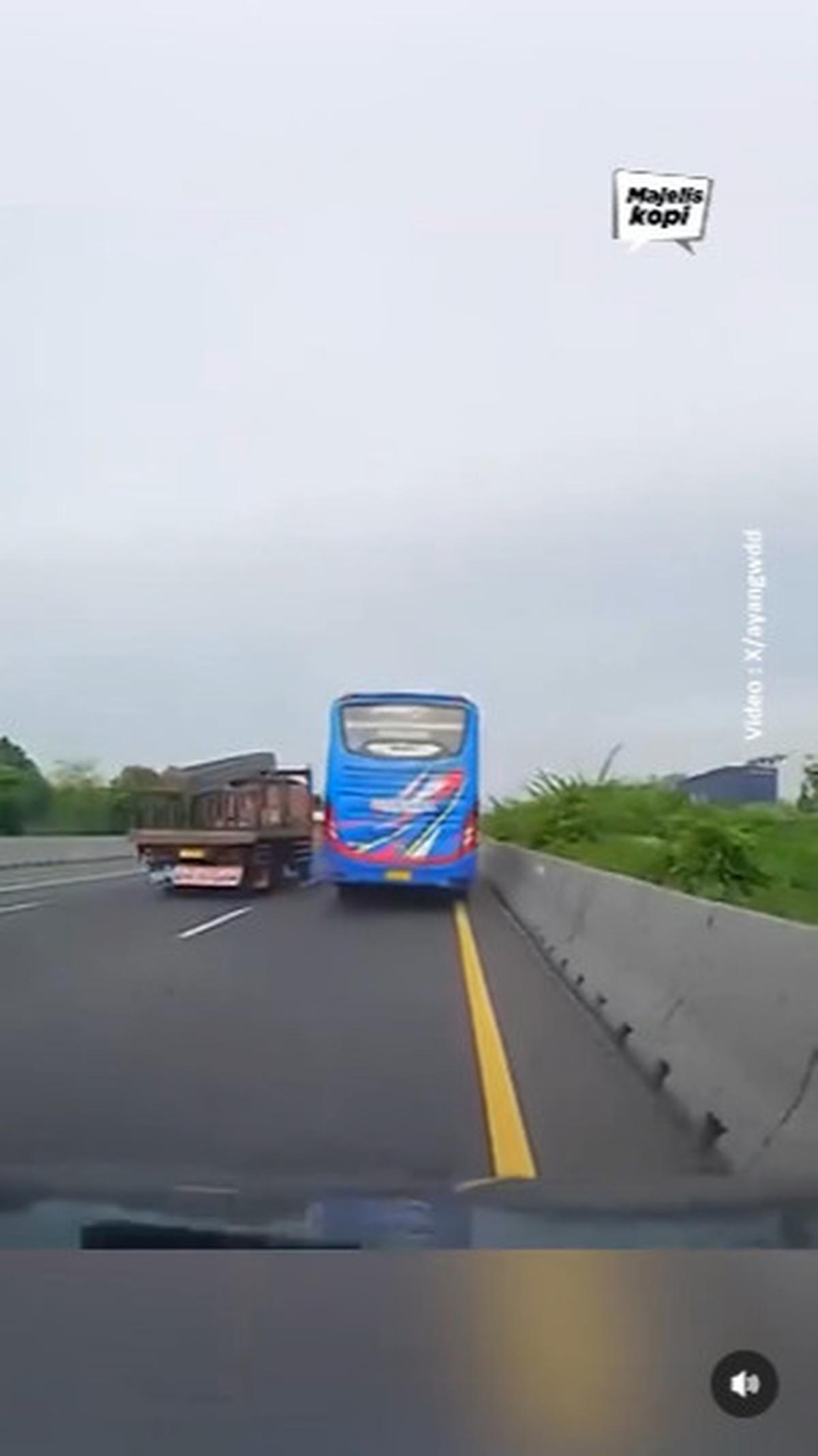 Detik-Detik Mengerikan Bus Po Jaya Utama Potong Jalur lalu Serempet Mobil di Tol & Kabur